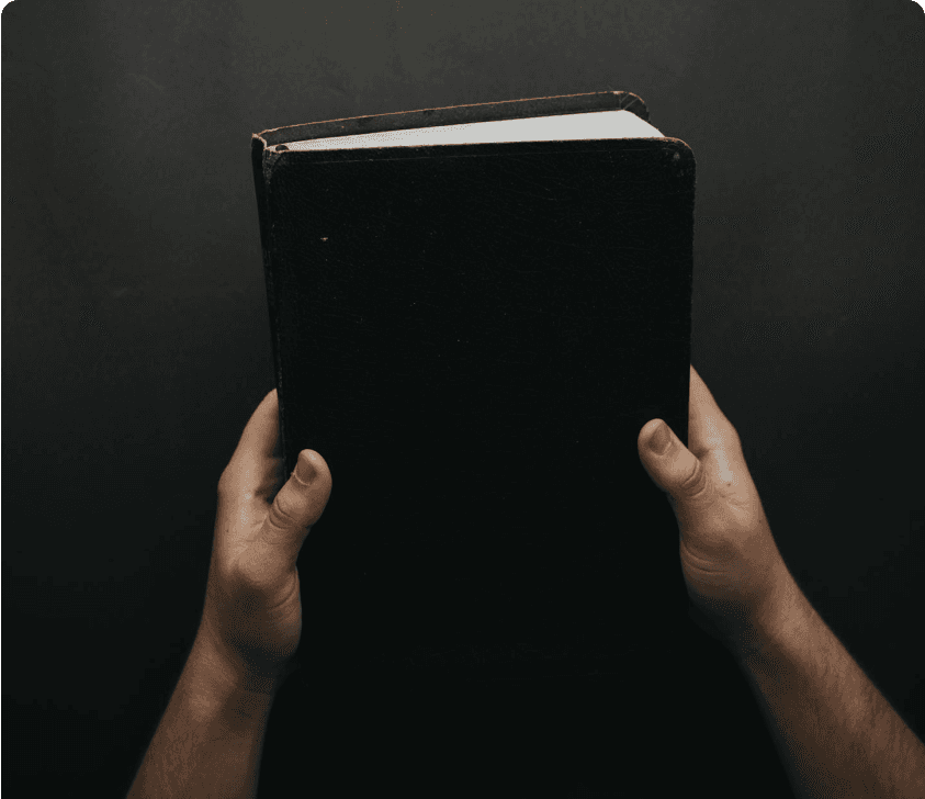 Билию в черной обложке держат руки